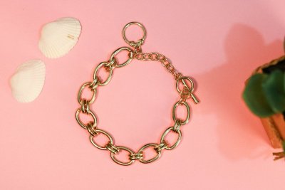 Sieraden mogen er dit seizoen weer dik bovenop liggen